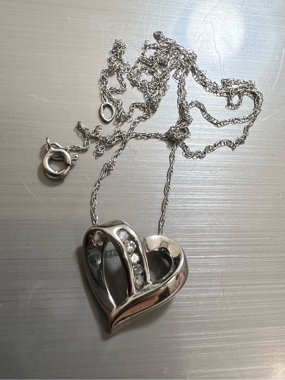 10K white gold Heart Pendant Necklace with Natural Diamonds